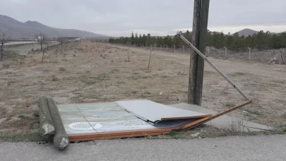 Konya'da lodos fırtınası etkili oldu