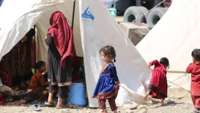 Pakistan'dan sınır dışı edilen Afgan göçmenler sınır kapısında yoğunluk oluşturdu