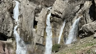 Doğaseverler Hakkari'deki Marinüs Şelalesi'nin çevresinde yürüdü