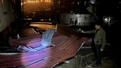 Van ve Hakkari'de rüzgar ev ve iş yerlerinin çatılarına zarar verdi