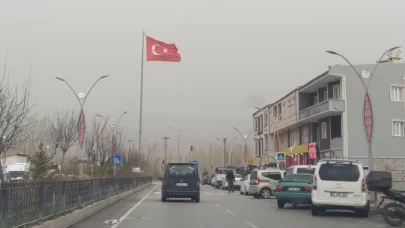 Van’da göz gözü görmüyor: Toz bulutu kent merkezini yuttu