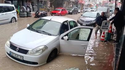 Mersin Silifke’de sağanak yağış ve dolu, trafikte aksamaya neden oldu