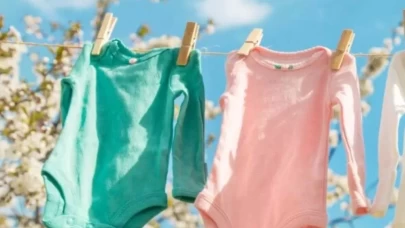 Bebek kıyafetlerini yıkamanın püf noktaları! Hangi deterjan ve sıcaklık en iyi sonuçları verir?