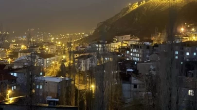 Hakkari'de sağanak ve toz taşınımı hayatı felç etti
