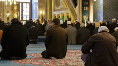 Hutbe esnasında salavat ve “amin” demek caiz mi? Diyanet’ten açıklama