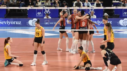 Eczacıbaşı, VakıfBank'ı 3-2 yenerek final biletini kaptı