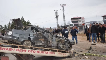 Kahramanmaraş’ta otomobil kağıt gibi ezildi: 3 ölü, 3 yaralı