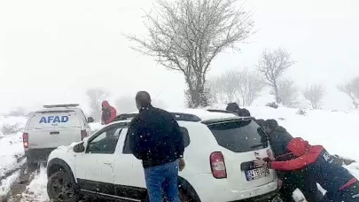 Muş'ta araçları çamura saplanan 4 doğasever ekipler tarafından kurtarıldı