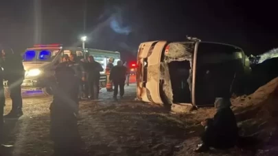 Şarampole devrilen işçi servisinin karıştığı kaza anı kamerada