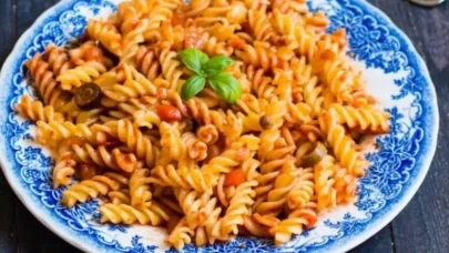 Domatesli demleme makarna tarifi ile mutfakta harikalar yaratın