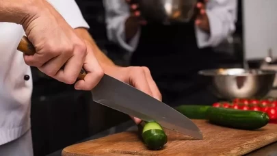 Evdeki bıçakları doğal yöntemlerle keskinleştirin! Soğan ve pudra şekeri mucizesi