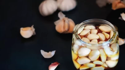 Aç Karnına Sarımsak Yutmanın Sağlığa Faydaları ve Zararları