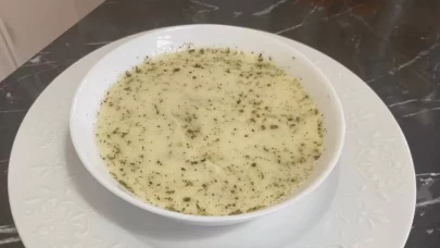 Evde kolayca hazırlanabilen ekşili sarımsaklı tavuk çorbası tarifi