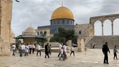 İşgalci Yahudiler Mescid-i Aksa'ya baskın düzenledi