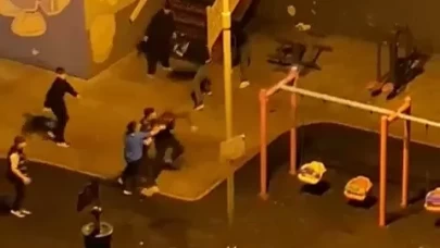 Çocuk parkında tekmeli yumruklu kavga kamerada