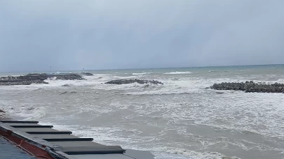 Batı Karadeniz'de fırtına alarmı! Akçakoca açıklarında dalgalar 4 metreyi buldu!