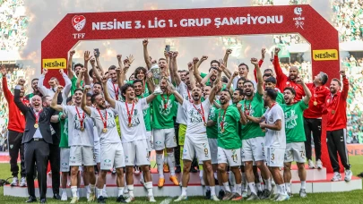 Bursaspor, şampiyonluk kupasını kaldırdı