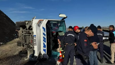 Midibüs devrildi: 22 yaralı