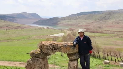 İki asırlık musalla taşı 40 yıldır sessizce köy tarihine tanıklık ediyor