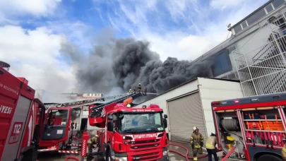 Sancaktepe'de iş yerinde çıkan yangına itfaiye müdahale ediyor