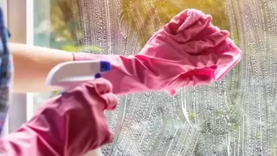 Camlardaki yağmur lekelerini çözmenin en kolay yol