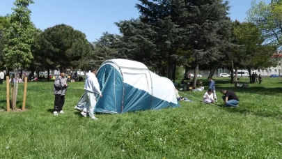 İstanbul'da evlerine dönmekten çekinenler yeşil alanlarda çadır kurdu