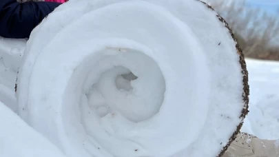 Amasya'da, doğada ender oluşan kar ruloları objektife yansıdı