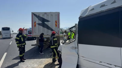 Denizli'de tıra çarpan minibüsün sürücüsü öldü