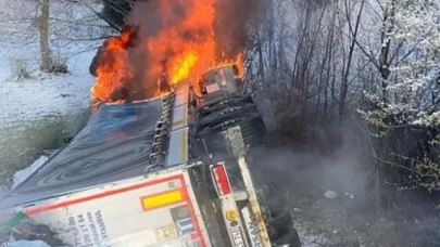 Sivas'ta devrildikten sonra yanmaya başlayan TIR'ın sürücüsü içeride kaldı!