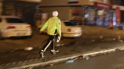 Polis, uygulama noktasını görünce geri geri kaçan aracı koşarak yakaladı