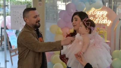 Leyla dizisinin yıldızı Gonca Vuslateri kızı Asya'nın 1. yaş günü için parti verdi