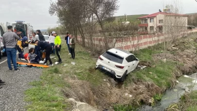 Elazığ’da korkutan kaza: Dereye devrilen araçta 3 kişi yaralandı