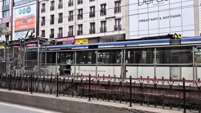 Sultangazi'de tramvay seferleri durdu, yoğunluk yaşandı