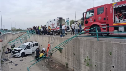 Fren yerine gaza basınca araç su kanalına uçtu: 2 yaralı