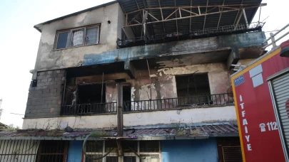 Apartman dairesinde çıkan yangında 4 kişi dumandan etkilendi