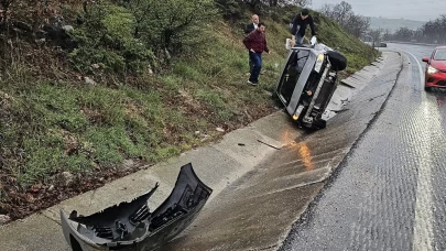 Bursa'da kontrolden çıkan otomobil su kanalına devrildi
