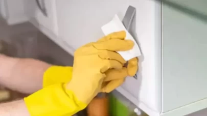 Yağlı mutfak dolapları için en iyi temizlik formülleri ve ipuçları