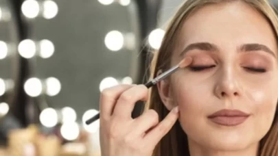 Yaz makyajı: Fondöten olmadan ışıldayan bir cilt için adım adım rehber