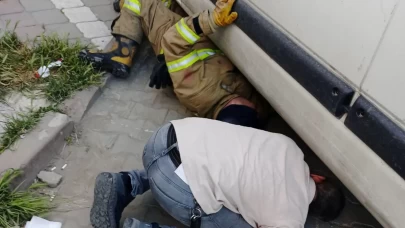 Edremit’te aracın içinde sıkışan yavru kedi kurtarıldı