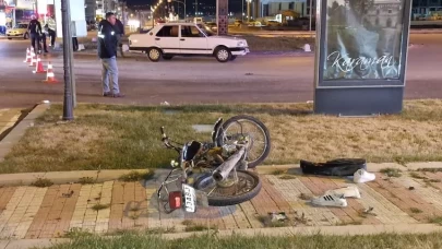 Feci kaza! Otomobile çarpan motosiklet 15 metre savruldu