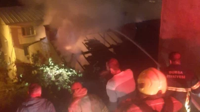 Bursa'da evin çatı katı alev alev yandı