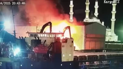 Limanda sahasındaki vinç, yangında kullanılamaz hale geldi