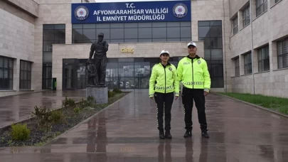 Trafik polisi baba-kız ikilisi Afyonkarahisar trafiğini düzenliyor