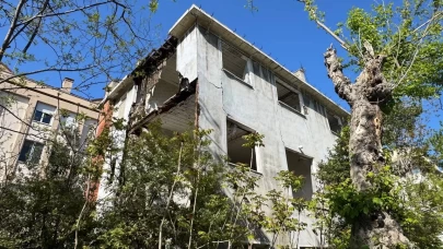 Bakırköy'de metruk bina deprem nedeniyle kısmen çöktü