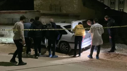 Bıçakla yaralanan genç hastaneye giderken kaza yaptı, hayatını kaybetti