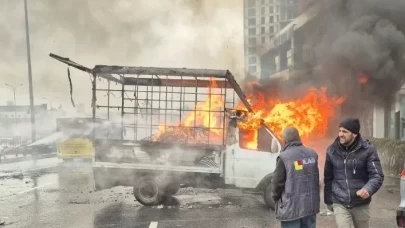 Beylikdüzü'nde kamyonet alev alev yandı