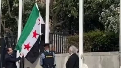 BM Genel Merkezi’nde Suriye bayrağı göndere çekildi