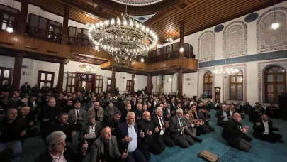 Ülkücüler Fevziye Camii’ne sığmadı: Başbuğ Alparslan Türkeş dualarla anıldı