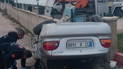 Kontrolden çıkan otomobil akaryakıt istasyonunun duvarına çarptı: 1 ölü, 1 yaralı