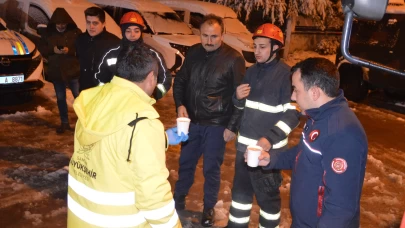 Kar nedeniyle yolda mahsur kalanlara sıcak çorba ikram edildi